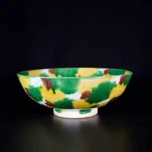 Photo d'une coupe creuse sur talon en porcelaine d'époque Kangxi, à décor dit Egg and Spinach