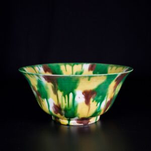 Photo d'un bol évasé en porcelaine d'époque Kangxi, à décor Egg and Spinach