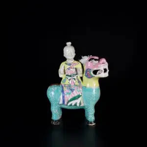 Photo d'une figure en porcelaine d'époque Jiaqing aux émaux de la Famille Rose, figurant un Immortel chevauchant un Qilin