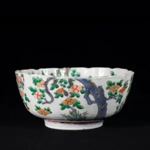 Photo d’un bol cannelé aux émaux de la famille verte et d'époque Kangxi.