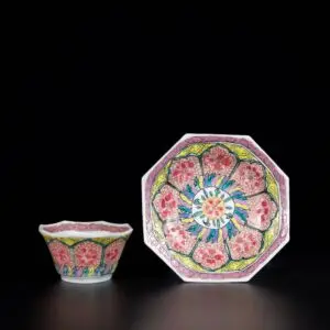 Photo d'une tasse et d'une soucoupe en porcelaine de forme hexagonal aux émaux de la Famille Rose