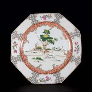 Photo d'une assiette en porcelaine d'époque Qianlong, aux émaux de la Famille Rose, à décor d'une scène de chasse