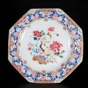 Photo d'une assiette en porcelaine d'époque Yongzheng, aux émaux de la Famille Rose, à décor d'un faisan