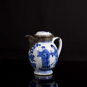 Photo d'un pot à lait d'époque Kangxi à décor bleu et blanc de personnages