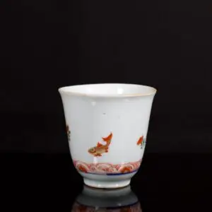 Photo d'un gobelet en porcelaine d'époque Kangxi aux émaux de la Famille Verte à décor de deux carpes et algues