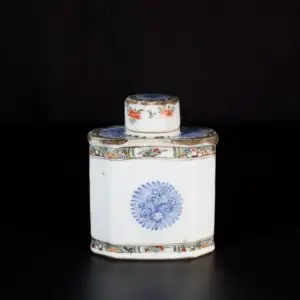 Photo d'une boite à thé en porcelaine d'époque Kangxi, aux émaux de la Famille Verte à décor d'un soleil bouddhiste