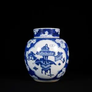 Photo d'un pot à gingembre en porcelaine d'époque Kangxi à décor bleu et blanc dit des "Cent Antiquités".