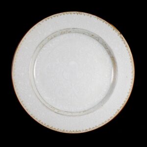 Photo d'une assiette en porcelaine d'époque Qianlong à décor dit "Bianco Sopra Bianco" de poissons.