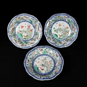 Photo de trois coupelles en porcelaine d'époque Kangxi aux émaux de la Famille Verte à décor de coqs.