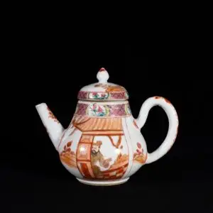 Photo d'un côté d'une théière en porcelaine d'époque Yongzheng à décor Famille Rose et Sang et Lait d'une scène du Roman Les Trois Royaumes.