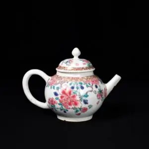 Photo d'une théière en porcelaine d'époque Yongzheng aux émaux de la Famille Rose à décor de pivoines.