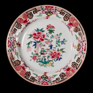 Photo d'une des deux assiettes d'une paire d'assiettes en porcelaine d'époque Yongzheng, aux émaux de la Famille Rose à décor de personnages et de pêches en relief.