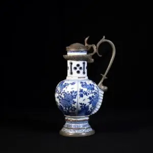 Photo d'un pichet trompeur en porcelaine d'époque Kangxi à décor bleu et blanc.