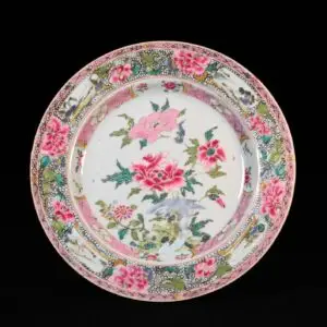 Photo d'une assiette en porcelaine d'époque Yongzheng aux émaux de la Famille Rose à décor de pivoines et de paysages lacustres.