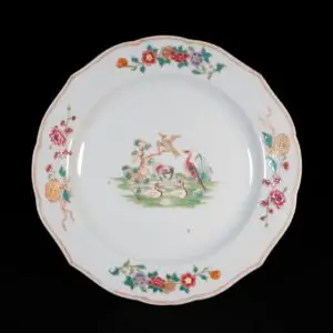 Photo d'un plat polylobé en porcelaine d'époque Qianlong à décor d'une scène d'étang.