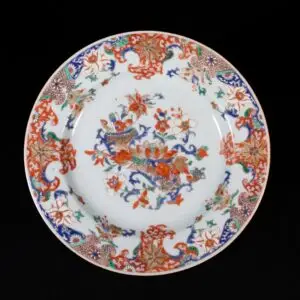 Photo d'une assiette en porcelaine d'époque Yongzheng aux émaux de la Famille Rouge à décor de pivoines et de fleurs.