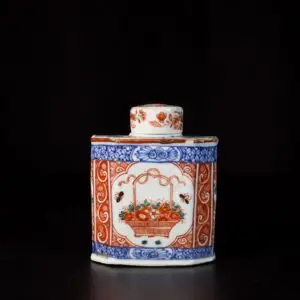 Photo d'une boite à thé d'époque Kangxi en porcelaine, surdécorée en Hollande, à décor de paniers fleuris.