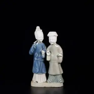 Photo d'un groupe en porcelaine d'époque Kangxi aux émaux celadon et bleu représentant un couple de dignitaires.
