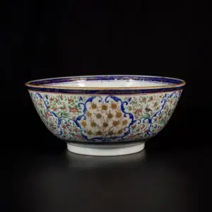 Photo d'un grand bol en porcelaine aux émaux de la Famille Rose d'époque Jiaqing, pour le marché perse