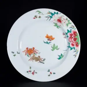 Photo d'une assiette en porcelaine d'époque Qianlong, aux émaux de la Famille Rose à décor de crabes.