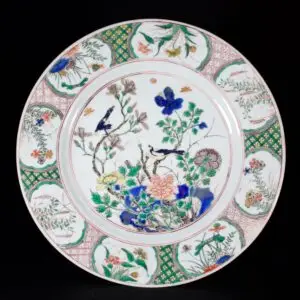 Photo d'un plat en porcelaine d'époque Kangxi au émaux de la Famille Verte, avec la marque d'Auguste le Fort.