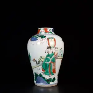 Photo d'un vase en porcelaine d'époque Shunzi, à décor en Wucai d'un dignitaire