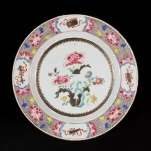 Photo d'un plat en porcelaine d'époque Yongzheng, à décor de pivoines.