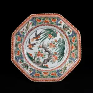 Photo d'une assiette octogonale en porcelaine d'époque Kangxi à décor d'oiseaux en vol.