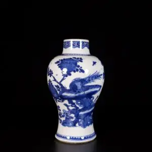 Photo d'un vase en porcelaine d'époque Kangxi à décor bleu et blanc d'un faisan et de pivoines.
