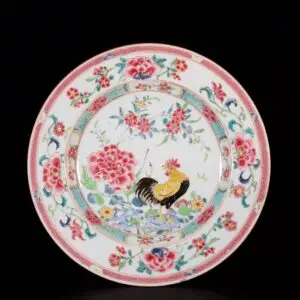 Photo d'une assiette en porcelaine d'époque Yongzheng aux émaux de la Famille Rose, à décor central d'un coq.