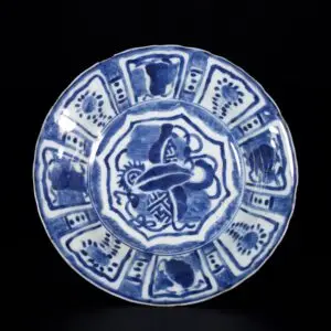 Photo d'un petit plat en porcelaine d'époque Wanli à décor Kraak bleu et blanc d'une double gourde et de feuilles de tabac.