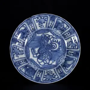 Photo d'un petit plat en porcelaine d'époque Wanli à décor Kraak bleu et blanc d'une double gourde et de feuilles de tabac.