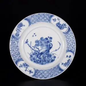 Photo d'une petite assiette en porcelaine d'époque Kangxi à décor bleu et blanc d'oiseaux et de fleurs.