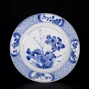 Phot d'une petite assiette en porcelaine d'époque Kangxi à décor bleu et blanc de fleurs.