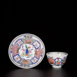 Photo d'une grande tasse et d'une soucoupe en porcelaine d'époque Yongzheng aux émaux de la Famille Rose à décor d'un vase fleuri.