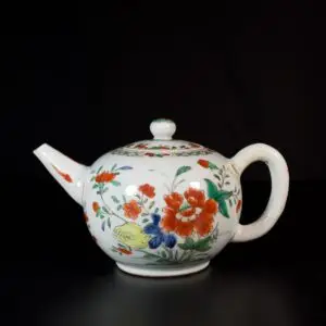 Photo d'une grande théière en porcelaine d'époque Kangxi aux émaux de la Famille Verte à décor de fruits et citrons.