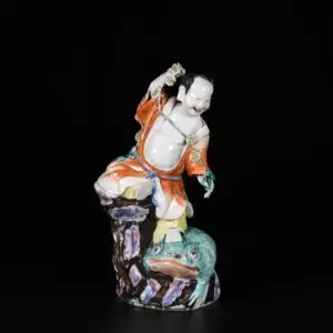 Photo d'une figure en porcelaine d'époque Qialong, aux émaux de la Famille Rose, représentant Liu Hai.
