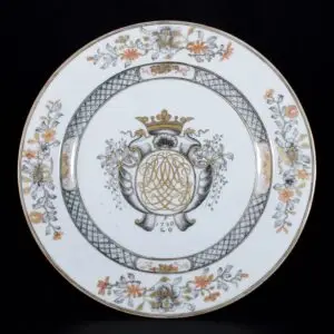 Photo d'une assiette en porcelaine d'époque Qianlon à décor en grisaille, marriage plate. Cette assiette est la première d'une paire.