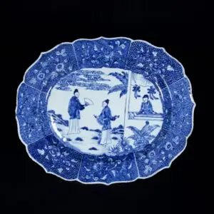 Photo d'un plat en porcelaine d'époque Qianlong à décor bleu et blanc du roman Xi XIang Ji.