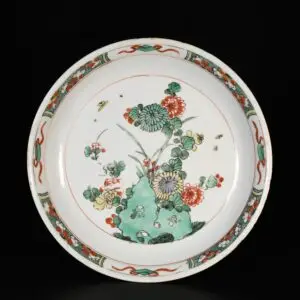 Photo d'une coupe en porcelaine d'époque Kangxi, aux émaux de la Famille Verte à décor de papillons.
