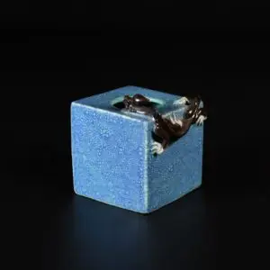 Photo d'un godet à eau ou rince-pinceaux en porcelaine d'époque Jiaqing, à glaçure Robin-Egg, à décor d'un Chilong en relief.