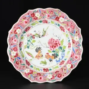 Photo d'une assiette polylobée d'époque Yongzheng aux émaux de la Famille Rose à décor de coqs.