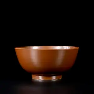 Photo d'un bol en porcelaine d'époque Kangxi à glaçure brune.