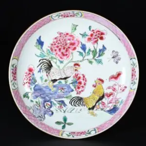 Photo d'une coupe composant une paire, en porcelaine d'époque Yongzheng, aux émaux de la Famille Rose à décor d'un coq.