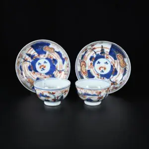 Photo d'une paire de tasse en porcelaine d'époque Kangxi à décor Imari, elles portent la marque de l'inventaire d'Auguste le Fort.