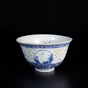 Photo d'un bol en porcelaine d'époque Chongzeng, à décor bleu et blanc ajouré dit Linglong.