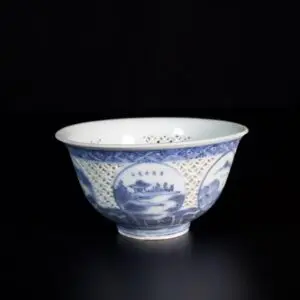 Photo d'un bol en porcelaine d'époque Chongzeng, à décor bleu et blanc ajouré dit Linglong à décor de pagodes.