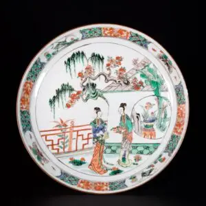 Photo d'une coupe en porcelaine d'époque Kangxi aux émaux de la Famille Verte à décor de personnages.