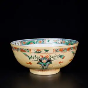 Photo d'un bol en porcelaine d'époque Kangxi aux émaux de la Famille Verte à glaçure Café au Lait.