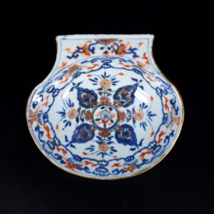 Photo d'une des deux coupes d'un ensemble de coupes imari en porcelaine d'époque Kangxi en forme de coquille.